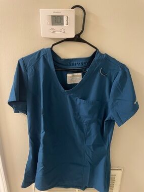 Skechers SCRUB top, Women’s Dark Teal V-Neck Short Sleeve.